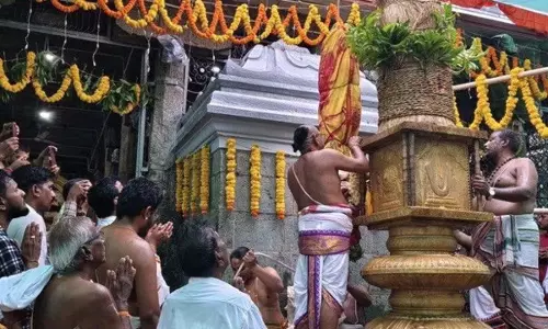मंदिर का पदाधिकारी चर्च जाते पकड़ाया, सस्पेंड
