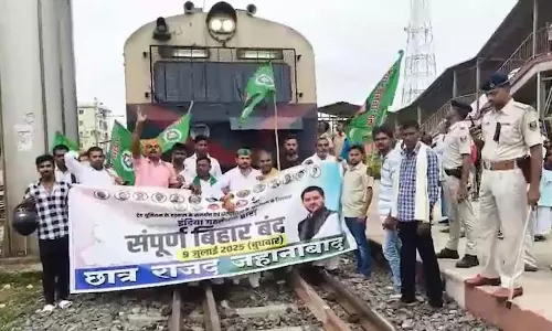 चुनाव आयोग के अभियान के विरोध में ट्रेनें रोकी गईं, सड़कों में चक्का जाम भी चुनाव आयोग के अभियान के विरोध में ट्रेनें रोकी गईं, सड़कों में चक्का जाम भी