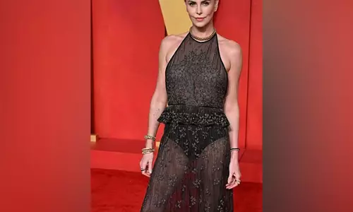 स्टूडियो महिला प्रधान एक्शन फ़िल्मों पर जोखिम लेने को तैयार नहीं : Charlize Theron स्टूडियो महिला प्रधान एक्शन फ़िल्मों पर जोखिम लेने को तैयार नहीं : Charlize Theron