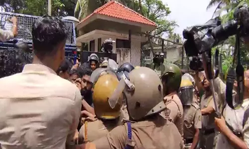 केरल विश्वविद्यालय विरोध: राज्य सचिव समेत 27 SFI कार्यकर्ताओं के खिलाफ मामला दर्ज केरल विश्वविद्यालय विरोध: राज्य सचिव समेत 27 SFI कार्यकर्ताओं के खिलाफ मामला दर्ज