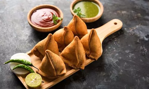 Easy Samosa Recipe: घर पर ऐसे बनाएं आलू का समोसा कि लोग भूल जाएंगे बाहर का स्वाद