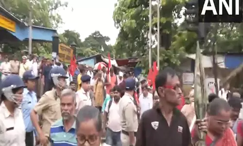 देश भर में ट्रेड यूनियनों ने भारत बंद का आह्वान किया, Jadavpur में रेल पटरियाँ जाम कीं
