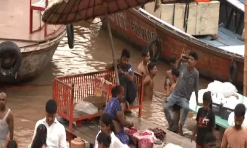 भारी बारिश के बीच Varanasi में गंगा नदी खतरे के निशान से ऊपर पहुँची, घाट जलमग्न भारी बारिश के बीच Varanasi में गंगा नदी खतरे के निशान से ऊपर पहुँची, घाट जलमग्न