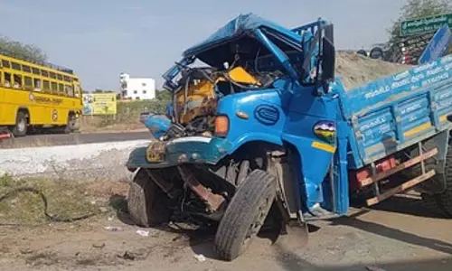 कॉलेज बस-लॉरी टक्कर: एक व्यक्ति की मौत