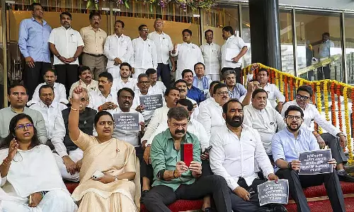 विपक्ष के नेता की नियुक्ति में देरी को लेकर विपक्ष ने महाराष्ट्र विधानसभा से बहिर्गमन किया