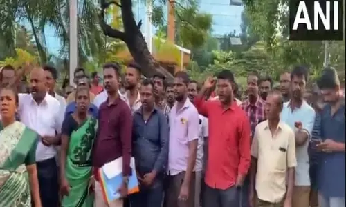 Thoothukudi में सफ़ाई कर्मचारियों ने बेहतर सुविधाओं और वेतन की मांग को लेकर किया विरोध प्रदर्शन