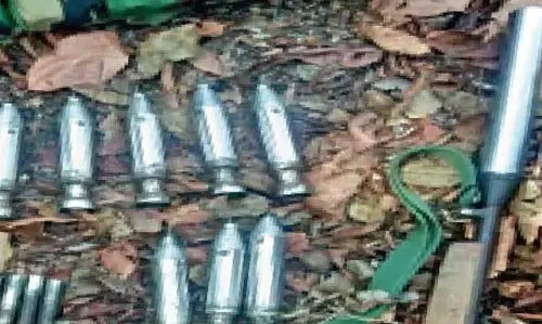 BGL लॉन्चर के साथ 2 महिला नक्सली गिरफ्तार BGL लॉन्चर के साथ 2 महिला नक्सली गिरफ्तार