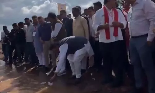 पानी की धारा चढ़ाई की ओर बहते देखकर केंद्रीय मंत्री शिवराज चौहान हुए हैरान पानी की धारा चढ़ाई की ओर बहते देखकर केंद्रीय मंत्री शिवराज चौहान हुए हैरान