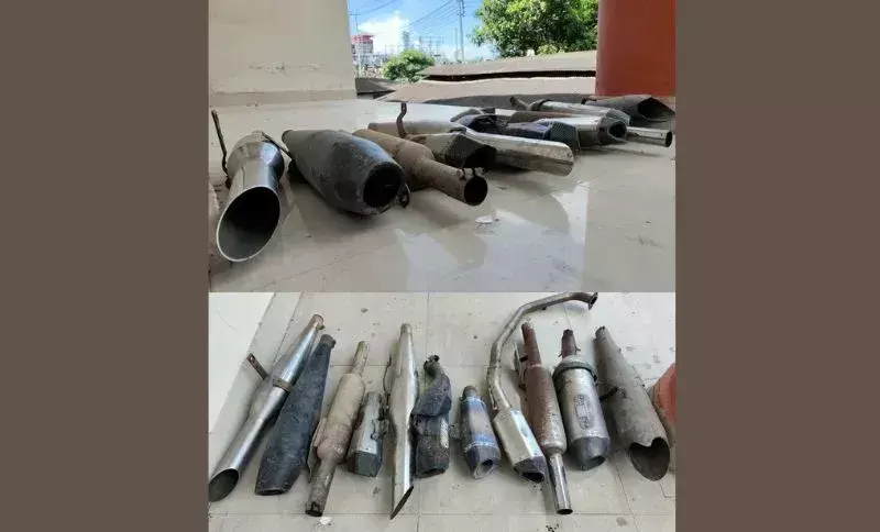 Assam: डिब्रूगढ़ ट्रैफिक पुलिस ने मॉडिफाइड बाइक साइलेंसर पर कार्रवाई की