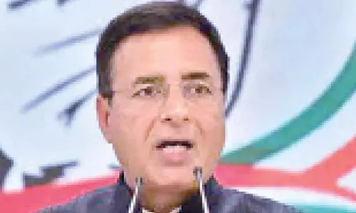 नेतृत्व परिवर्तन कोई मुद्दा नहीं, कांग्रेस आलाकमान ऐसे मामलों पर फैसला लेता है: Surjewala