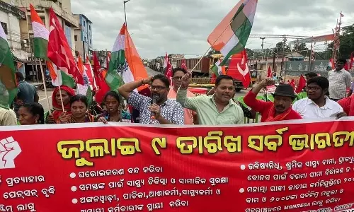ओडिशा में भारत बंद का असर: बस स्टैंड पर फंसे यात्री, यातायात प्रभावित ओडिशा में भारत बंद का असर: बस स्टैंड पर फंसे यात्री, यातायात प्रभावित