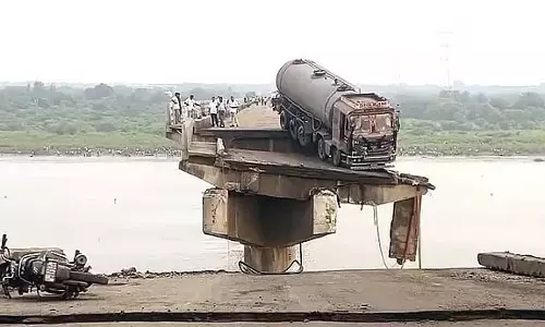 Gujarat: पाटन जिले में तेजपुर के पास गंभीरा पुल ढहने से दो लोगों की मौत Gujarat: पाटन जिले में तेजपुर के पास गंभीरा पुल ढहने से दो लोगों की मौत