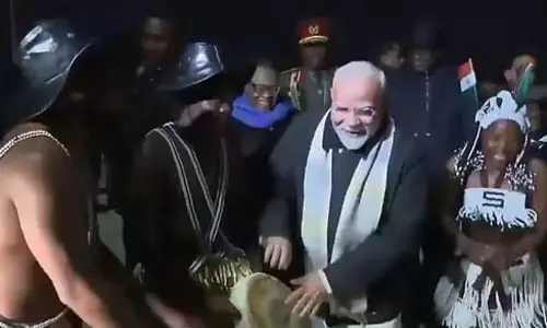 नामीबिया में मोदी : ढोल बजाते हुए उत्साह नामीबिया में मोदी : ढोल बजाते हुए उत्साह