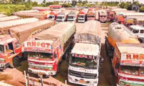 Karnataka: ट्रक चालकों की हड़ताल के कारण सरकार ने 244 करोड़ रुपये जारी किए Karnataka: ट्रक चालकों की हड़ताल के कारण सरकार ने 244 करोड़ रुपये जारी किए
