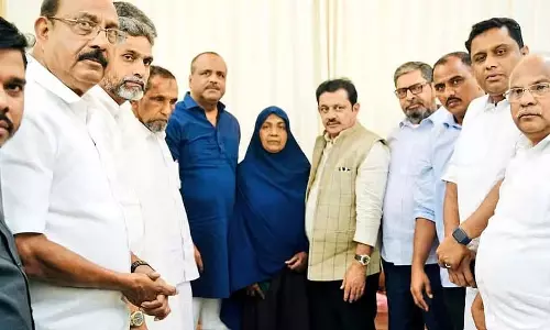 मैंगलोर मॉब लिंचिंग में मारे गए केरल के अशरफ के परिवार को 15 लाख की सहायता मैंगलोर मॉब लिंचिंग में मारे गए केरल के अशरफ के परिवार को 15 लाख की सहायता