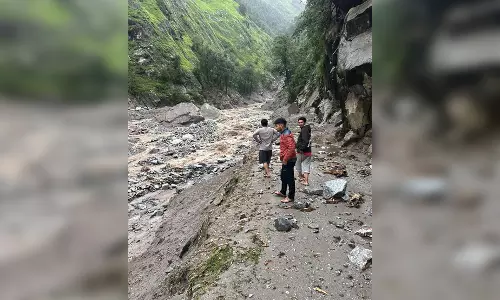 फटा बादल, पुल बहने से गांवों का संपर्क टूटा फटा बादल, पुल बहने से गांवों का संपर्क टूटा