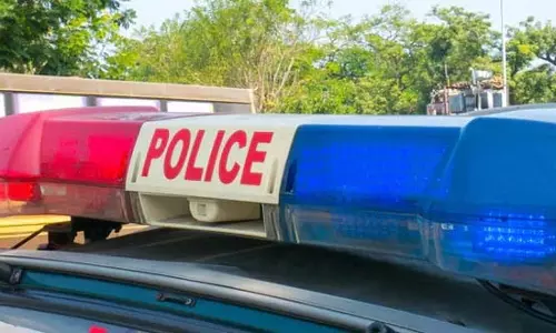 खुद को IPS बताकर लोगों को ठगने वाला शातिर ठग गिरफ्तार, नकली आधार कार्ड भी बरामद