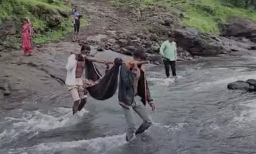 नासिक के खैरेवाड़ी में घने जंगल और घुटनों तक पानी में बीमार महिला को 4 KM तक गोफन में ढोया गया
