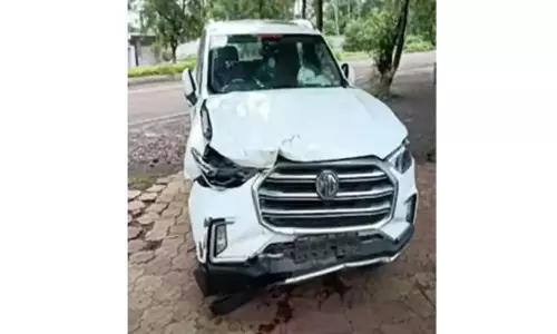 BJP MLA के बेटे ने अहिल्यानगर से पुणे जाते समय एमजी ग्लोस्टर से बाइक सवार को कुचला BJP MLA के बेटे ने अहिल्यानगर से पुणे जाते समय एमजी ग्लोस्टर से बाइक सवार को कुचला