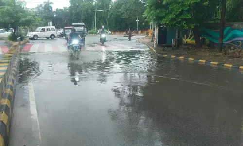 Prayagraj: बारिश से भीगी प्रयागराज की सड़कें, लोगों ने ली राहत की सांस