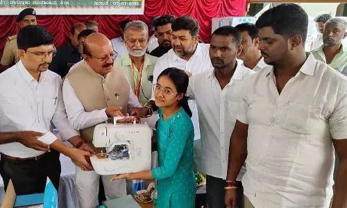 Karnataka : दिव्यांगों को सिलाई मशीनें और तिपहिया वाहन वितरित किए गए Karnataka : दिव्यांगों को सिलाई मशीनें और तिपहिया वाहन वितरित किए गए
