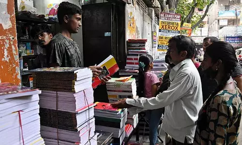 शहर के स्कूलों में एनसीईआरटी की मुख्य पुस्तकें गायब