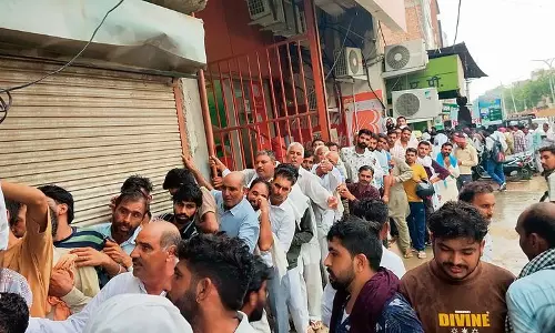 निजी जमाखोरी के आरोपों से सिरसा में उर्वरक संकट गहराया, किसानों ने कार्रवाई