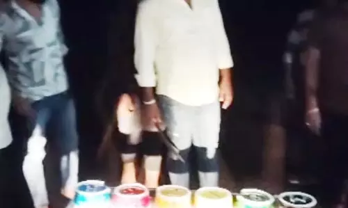 सड़क में टेबल लगाया काटे आधा दर्जन केक, बर्थडे बॉय समेत 6 युवक गिरफ्तार सड़क में टेबल लगाया काटे आधा दर्जन केक, बर्थडे बॉय समेत 6 युवक गिरफ्तार
