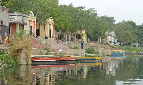दिल्ली कोहरा हो या झाग, नाव की सवारी फिर भी आनंददायक