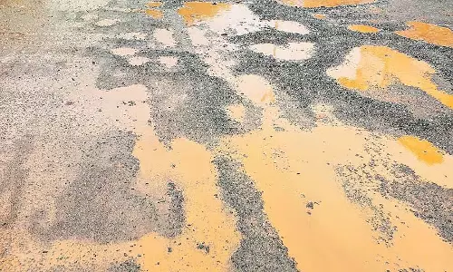 Sirsi : निर्माण कार्य बाधित, यात्रियों को परेशानी