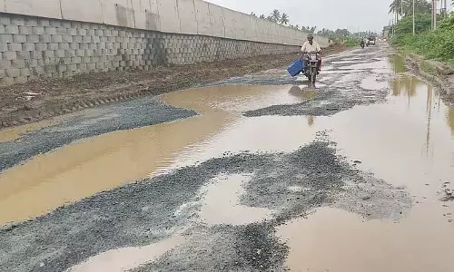 खस्ताहाल सर्विस रोड; लोगों का अभिशाप खस्ताहाल सर्विस रोड; लोगों का अभिशाप