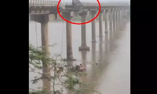 9 लोगों की मौत, नदी पर बना पुल ढहा, VIDEO
