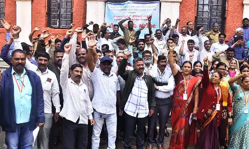 Karnataka : नगर निगम कर्मचारियों ने विभिन्न मांगों को लेकर किया प्रदर्शन Karnataka : नगर निगम कर्मचारियों ने विभिन्न मांगों को लेकर किया प्रदर्शन
