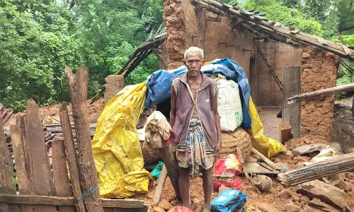 Chaibasa: भारी बारिश से मिट्टी का घर ढहा