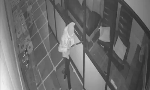 बहादुरगढ़ में दुकान पर चोर ने की चोरी, 3.5 लाख रुपये लेकर फरार बहादुरगढ़ में दुकान पर चोर ने की चोरी, 3.5 लाख रुपये लेकर फरार