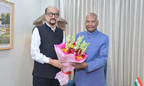 पूर्व राष्ट्रपति कोविंद से राज्यपाल डेका ने की सौजन्य भेंट