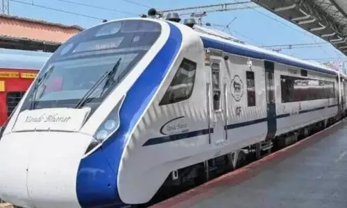 Vande Bharat train के एसी कोच से धुआं निकलने पर यात्री घबरा गए Vande Bharat train के एसी कोच से धुआं निकलने पर यात्री घबरा गए