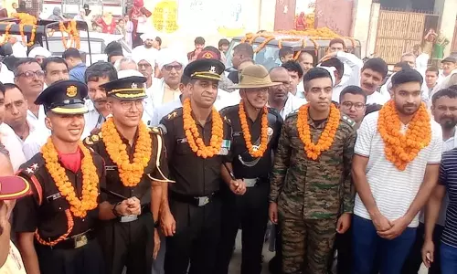 झज्जर के गांवों में पांच युवकों के जैतून के हरे रंग के परिधान पहनने पर गर्व और खुशी की लहर झज्जर के गांवों में पांच युवकों के जैतून के हरे रंग के परिधान पहनने पर गर्व और खुशी की लहर