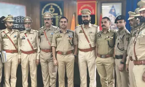आईजीपी जम्मू ने नव पदोन्नत एएसआई को सम्मानित किया आईजीपी जम्मू ने नव पदोन्नत एएसआई को सम्मानित किया