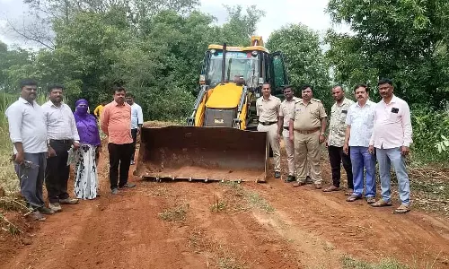 Karnataka : राजस्व विभाग के अधिकारियों ने अतिक्रमण वाली सड़क को साफ कराया Karnataka : राजस्व विभाग के अधिकारियों ने अतिक्रमण वाली सड़क को साफ कराया