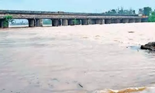 Jammu-Kashmir: तवी नदी को लेकर खतरे की घंटी, पुलिस ने दी चेतावनी Jammu-Kashmir: तवी नदी को लेकर खतरे की घंटी, पुलिस ने दी चेतावनी