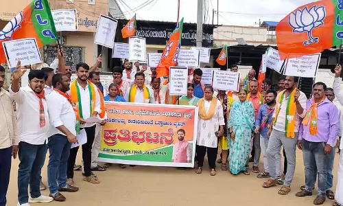 बुनियादी ढांचे में देरी: भाजपा का विरोध प्रदर्शन बुनियादी ढांचे में देरी: भाजपा का विरोध प्रदर्शन