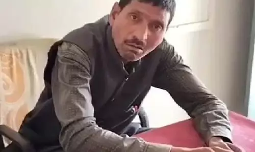 सस्पेंड होने शिक्षक आतुर, नशे में खुद बोल रहा
