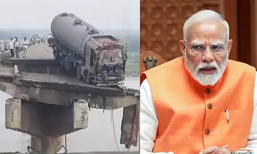 PM Modi ने गुजरात पुल दुर्घटना में मारे गए लोगों के लिए 2 लाख मुआवजे की घोषणा की PM Modi ने गुजरात पुल दुर्घटना में मारे गए लोगों के लिए 2 लाख मुआवजे की घोषणा की