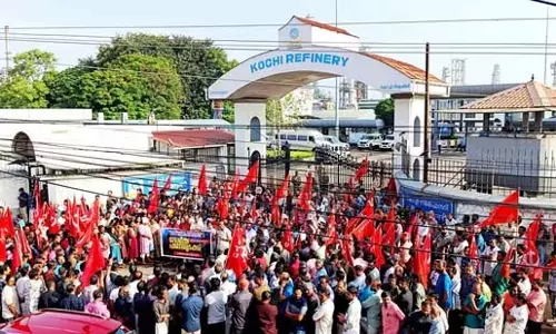 CPM कार्यकर्ताओं की धमकी से दहशत, केरल में मछली दुकान पर संकट CPM कार्यकर्ताओं की धमकी से दहशत, केरल में मछली दुकान पर संकट