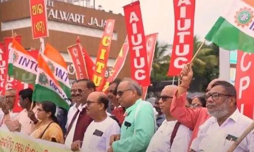 ट्रेड यूनियनों और ड्राइवरों की हड़ताल से ओडिशा में वाहनों की आवाजाही बाधित ट्रेड यूनियनों और ड्राइवरों की हड़ताल से ओडिशा में वाहनों की आवाजाही बाधित