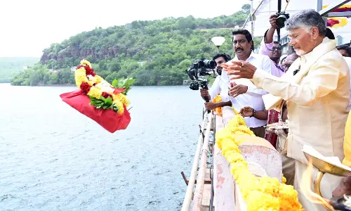 नायडू ने जल हरथी की पेशकश की, भारी प्रवाह के बीच Srisailam के द्वार खोले