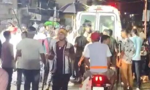 रेमुना में मुहर्रम जुलूस के दौरान एम्बुलेंस में तोड़फोड़ रेमुना में मुहर्रम जुलूस के दौरान एम्बुलेंस में तोड़फोड़