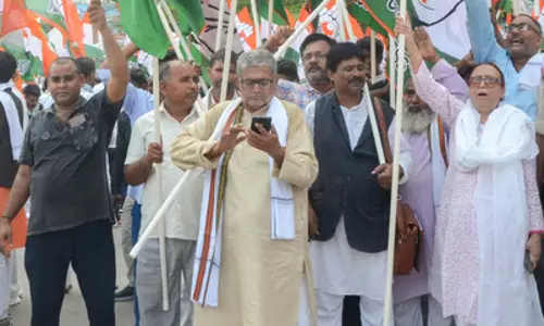 बिहार में मतदाता पुनरीक्षण के विरोध में सड़कों पर उतरे बंद समर्थक बिहार में मतदाता पुनरीक्षण के विरोध में सड़कों पर उतरे बंद समर्थक