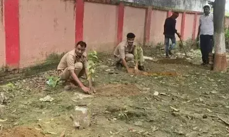 Jahanganj: थानाध्यक्ष की अगुवाई में चला वृक्षारोपण अभियान Jahanganj: थानाध्यक्ष की अगुवाई में चला वृक्षारोपण अभियान